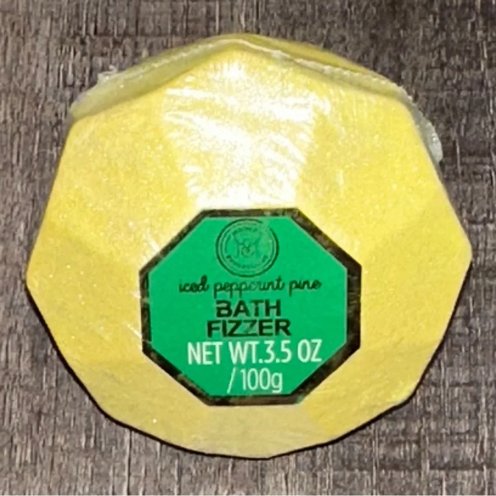 💞 New Iced Peppermint Pine Shimmery Bath Fizzer Bath Bomb